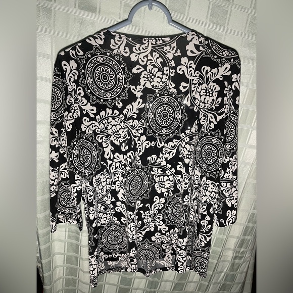 Dressbarn Elegant Black and Gray Floral Blouse Size 1X lost of stretch - Picture 2 of 8